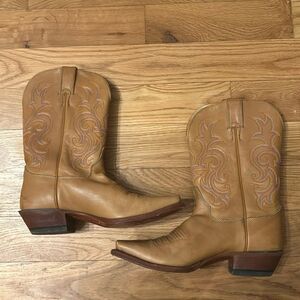 Men’s Justin Boots Butterscotch Colored Western Boots. Size 9B